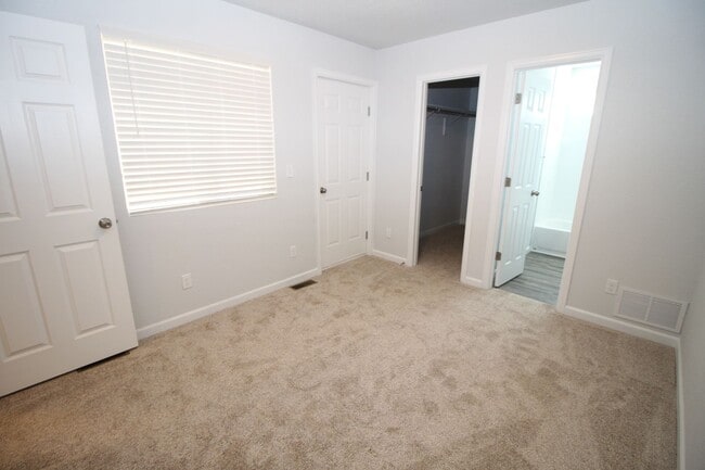 Building Photo - Brand new 3bdr 3bath duplex walking distan...