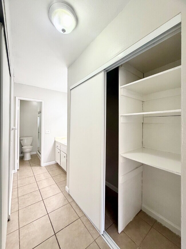 Building Photo - HIVE SUMMER MOVE-IN SPECIAL: 3 BEDROOM CONDO | COMMUNITY POOLS + WALKING TRAILS | CENTRAL LAS VEG...
