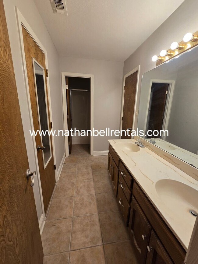 Building Photo - 3 bedroom 2 bath