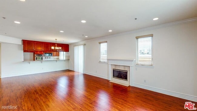 Building Photo - 2306 Fox Hills Dr