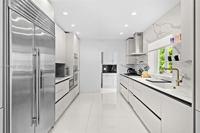 Building Photo - 5055 N Bay Rd