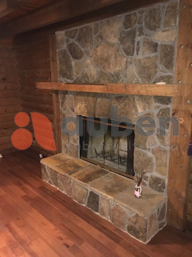Building Photo - Log cabin home minutes to Downtown Chattan...