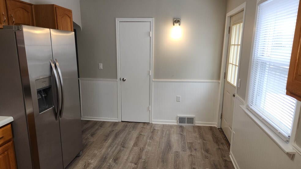 Building Photo - 2000 32nd St