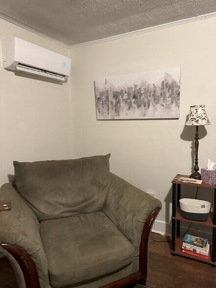 Building Photo - 110 Bethune St