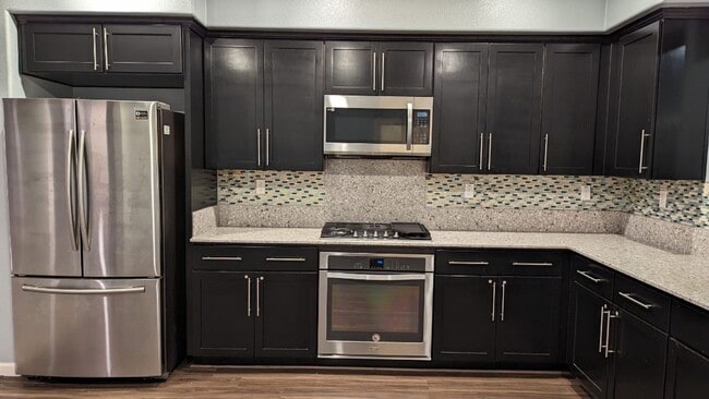 Building Photo - Lovley Blue 3 Bedroom Condo!