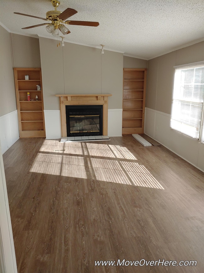 Building Photo - 402 Country Walk Ln