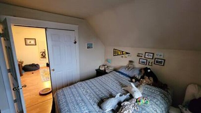 Building Photo - 617 E 8th St