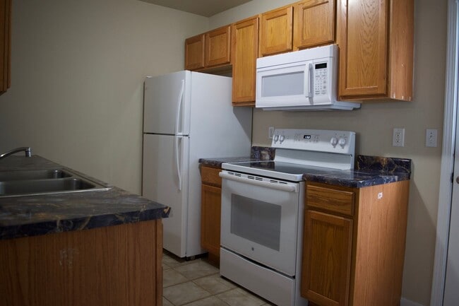 Building Photo - Nice 4 Bed 3 Bath Duplex!