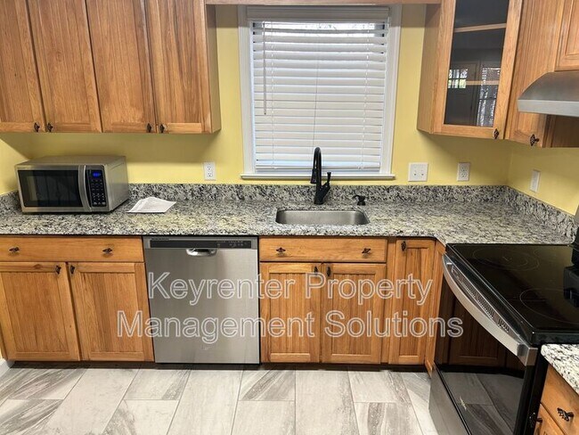 Building Photo - 33 Oak Ln