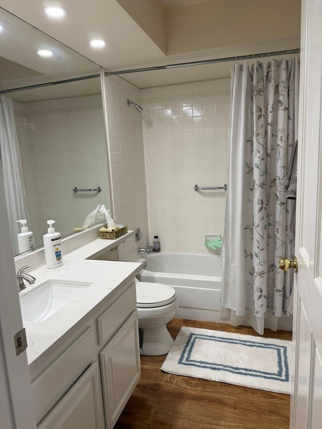 Building Photo - Beautiful 3 bed 3 bath townhome ready for move in!