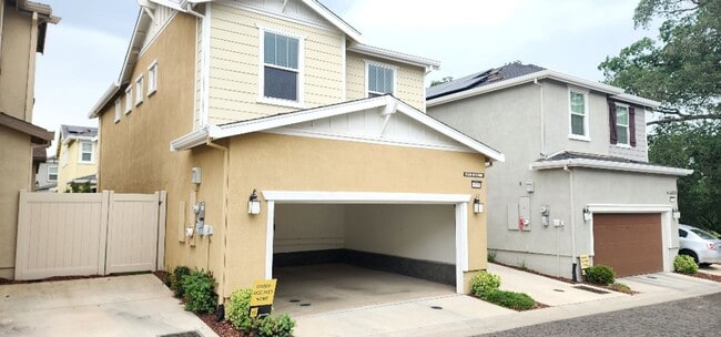 Building Photo - Newer Centrally Located Beauty!