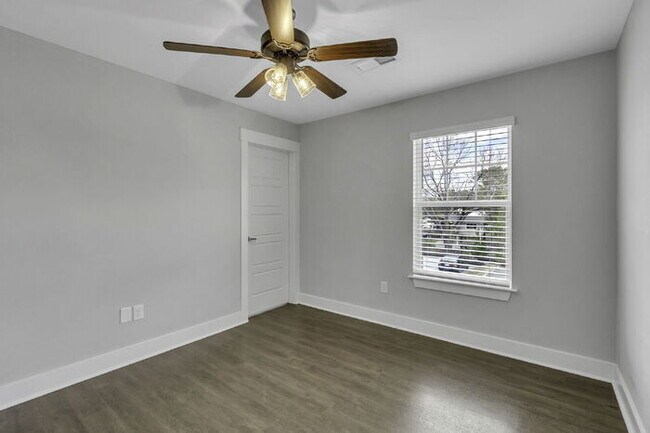 Building Photo - Charming 3-Bed, 2.5-Bath Townhouse Gem in Travelers Rest