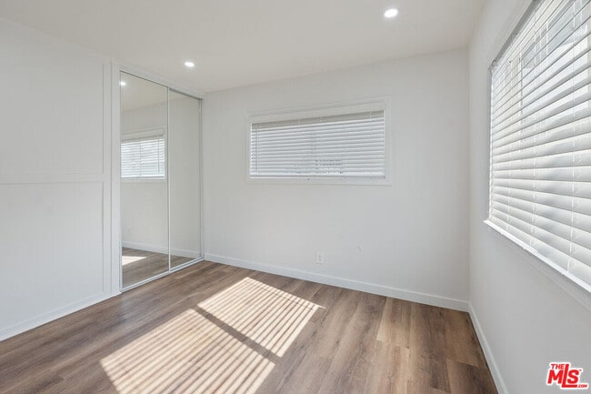 Building Photo - 10806 Doty Ave