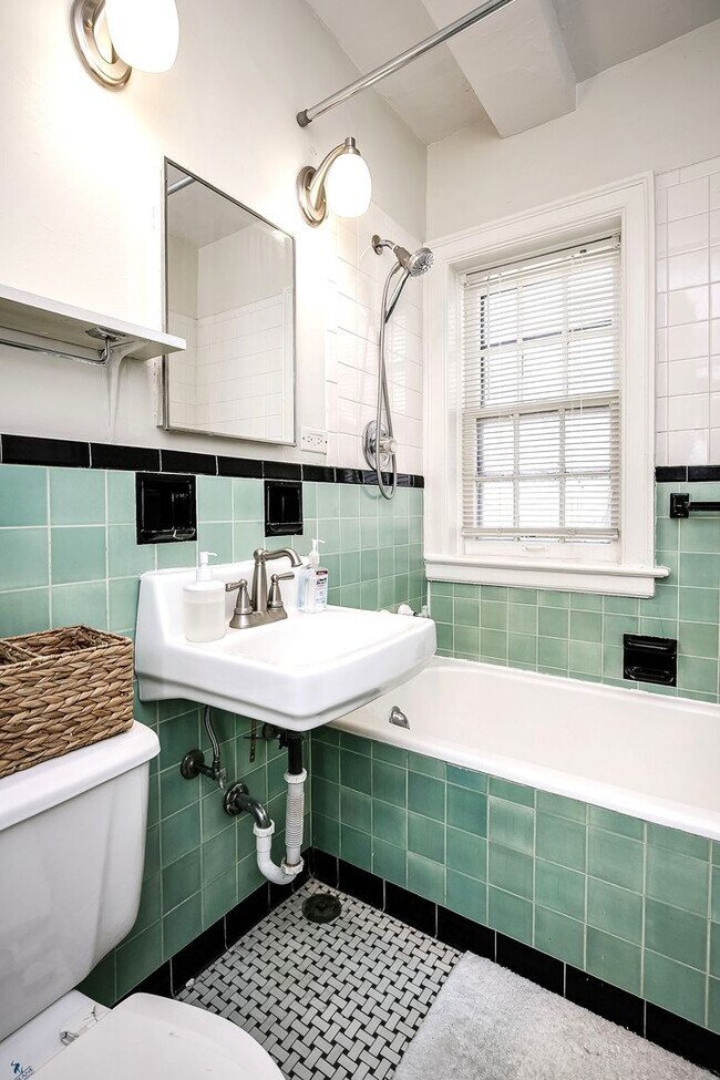Building Photo - Spacious Two Bedroom Condo in Blackstone!