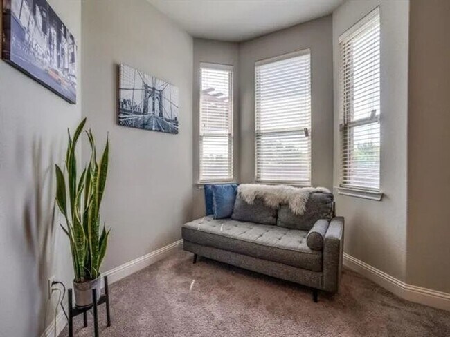 Building Photo - 321 Valentino Wy