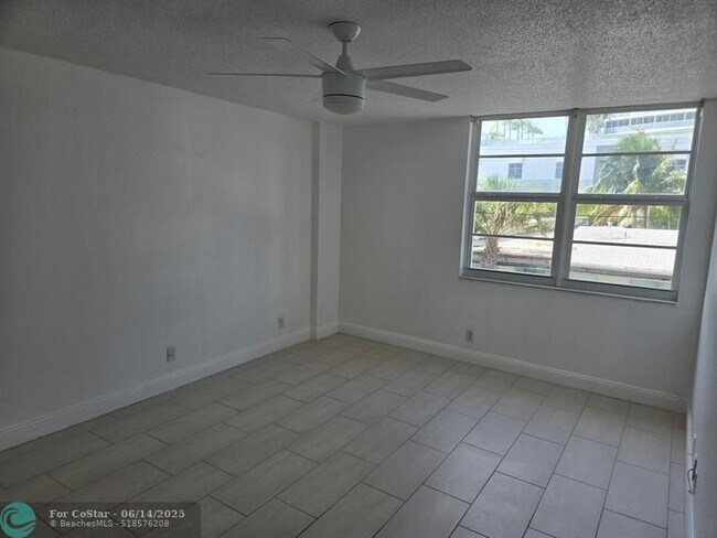 Building Photo - 336 N Birch Rd