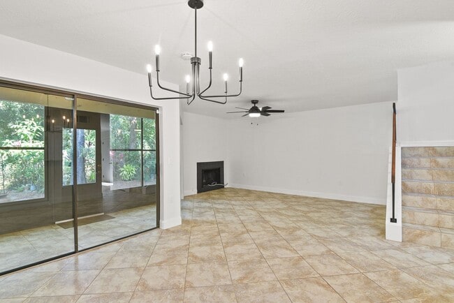 Building Photo - Charming Townhouse for Lease