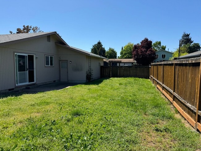 Building Photo - 3 bedroom 2 bath house in a great neighborhood!