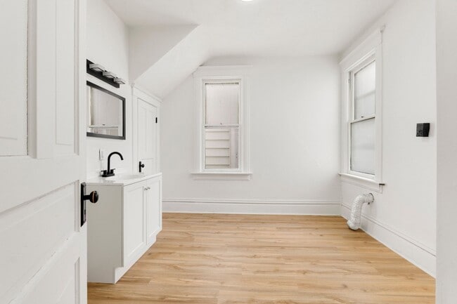 Building Photo - New Listing! 3 Bedroom House!