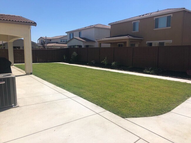 Building Photo - Stunning home with luxurious wood floor and beautiful spacious yard