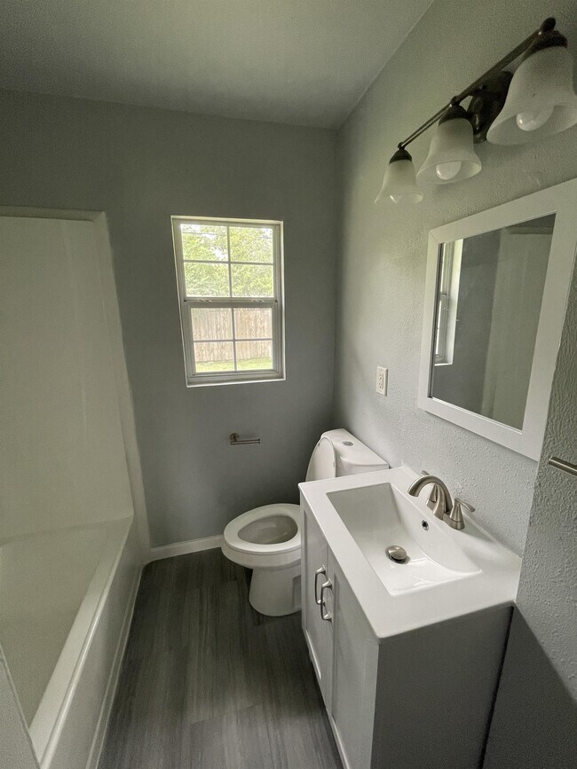 Building Photo - 258 Cresham Dr