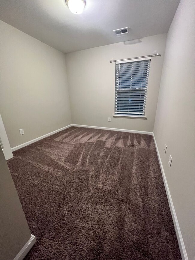 Building Photo - 3 Bedroom/2.5 Bath Townhome in Lakeview Commons
