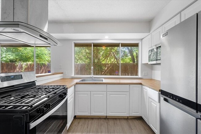 Building Photo - 7505 Shadywood Dr