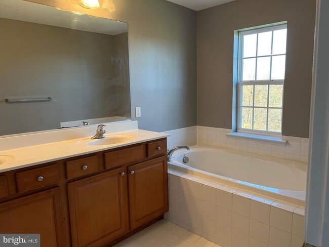 Building Photo - 206 Brook Meadow Dr