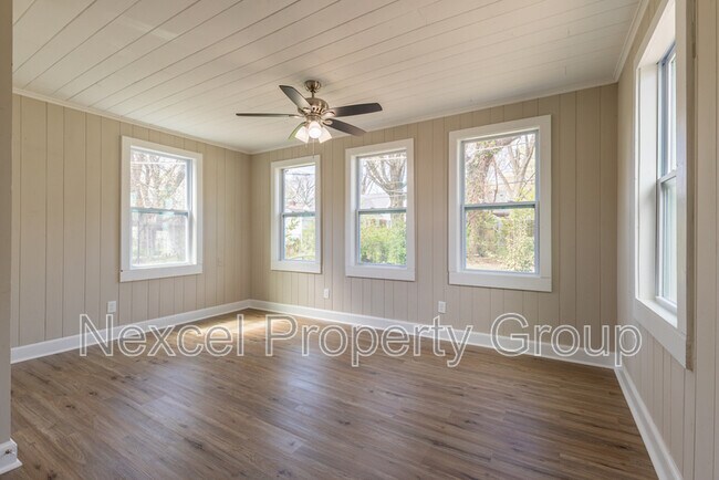 Building Photo - 1055 University St