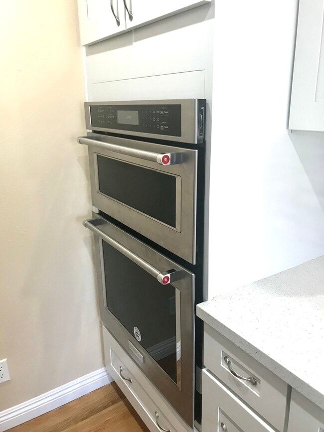 Kitchenaid microwave and oven - 8160 Jamieson Ave