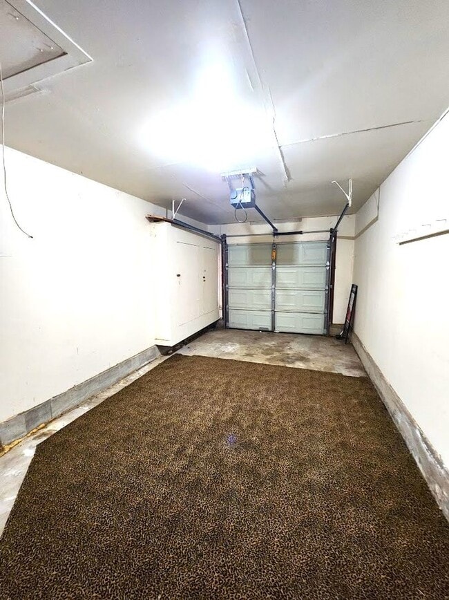 Building Photo - 3 Bed 1.5 Bath 1 Car Garage in the Henders...