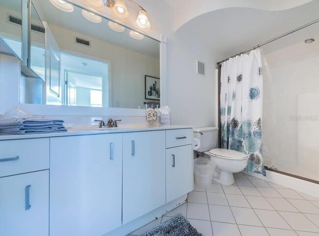 Building Photo - 6083 Bahia Del Mar Cir N