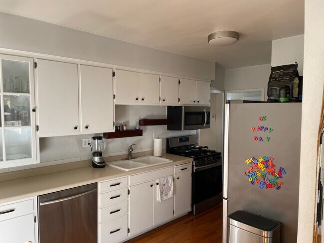 Kitchen. - 826 Hall St