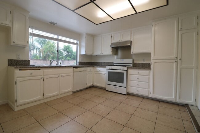 Building Photo - Two story 4/Bed, 2.5/bath  Home for Lease ...