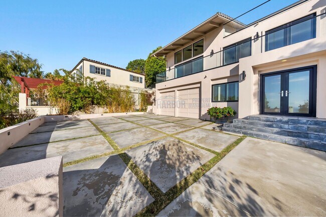 Building Photo - Palos Verdes Estates luxury home is now av...