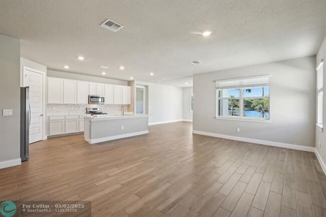 Building Photo - 9041 Dahlia Cir