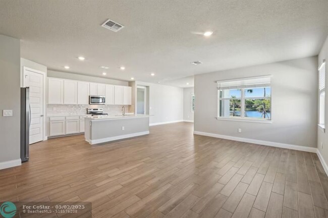 Building Photo - 9041 Dahlia Cir