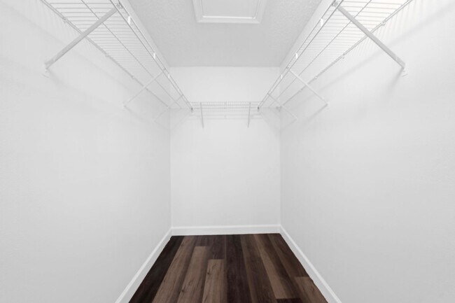 Building Photo - SPACIOUS 2/2 UNIT CENTRALLY LOCATED
