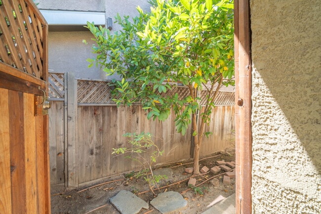 outdoor access - 2703 Gates Ave