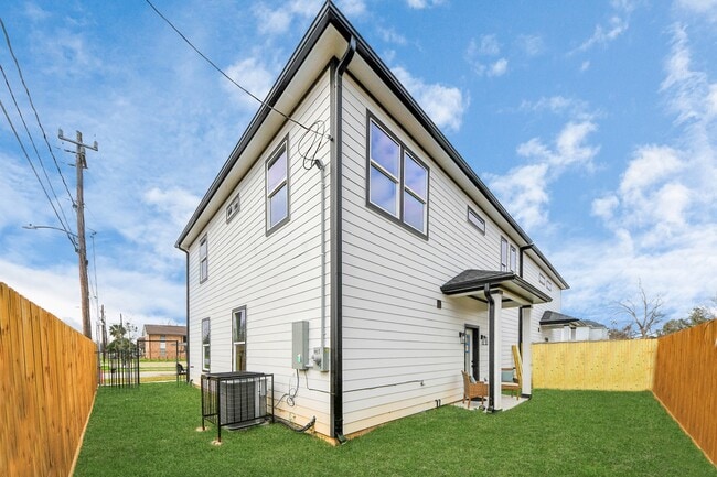 Building Photo - 8815 Edgar St