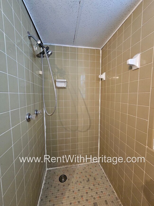 Building Photo - Amazing 4 Bedroom/ 2 Bath Home / Bonus Roo...