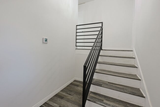 Building Photo - Spacious 5-Bedroom, 3-Bath Home – Convenie...