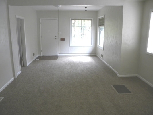 Building Photo - Adorable home with nice amenities!  yard, carport, Walk to shops & Bus!