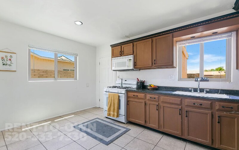 Building Photo - 418 E McMillan Dr