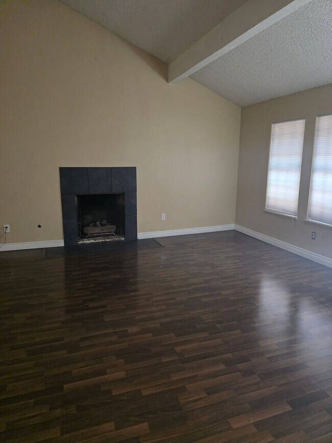 Building Photo - Beautiful 4 bed/ 3 bath POOL Home For Rent