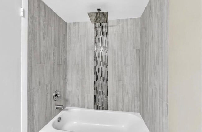 Building Photo - 2701 Riverside Dr