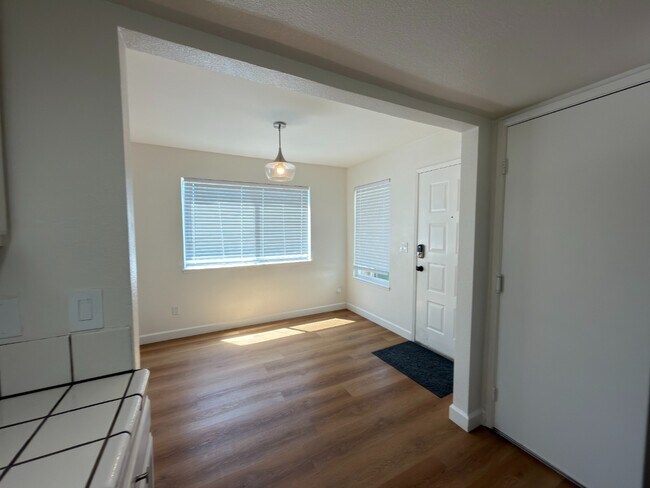 Building Photo - Prime Santa Clara Location | Bright 3BR/2.5BA End-Unit | 2 Primary Suites | Central Heat & AC