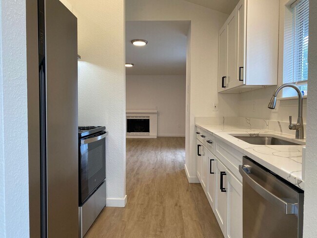 Building Photo - Charming 3-Bed, 2-Bath Home in Prime Feder...