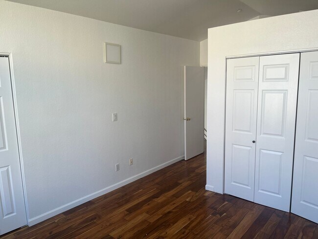 Building Photo - Beautifully Updated 3-Bedroom Townhome in ...