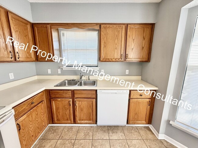 Building Photo - Lee's Summit 2 Bedroom Duplex